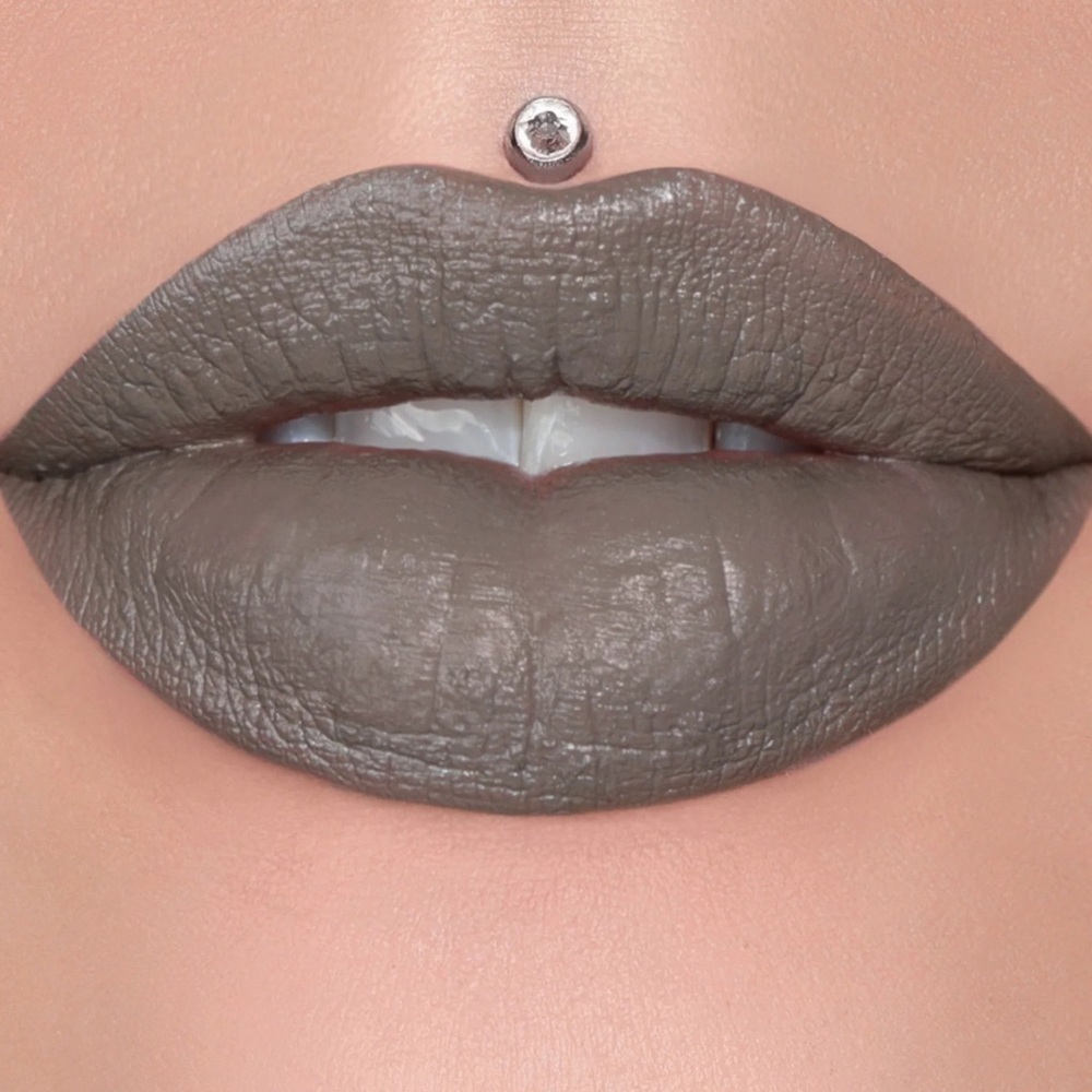 🌸 4/$25 Jeffree Star Velvet Trap Lipstick- Grave Digger
